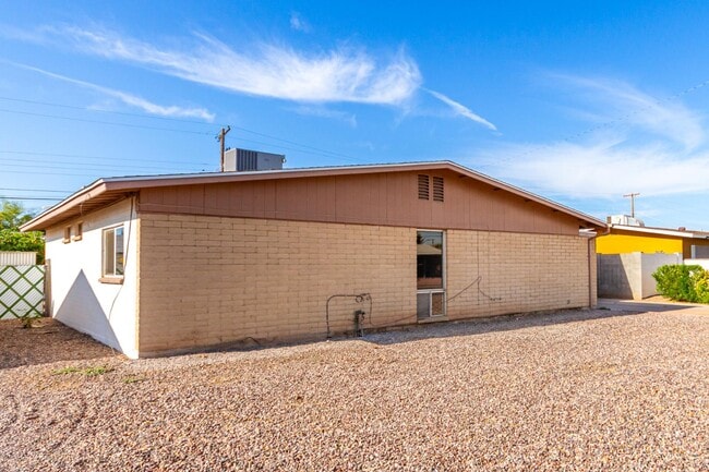 Building Photo - 2063 E Bramble Ave