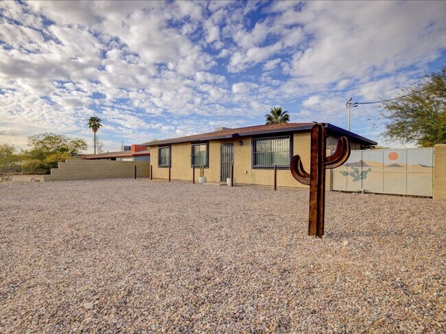 Foto del edificio - Furnished 4 Bedroom 2 Bathroom