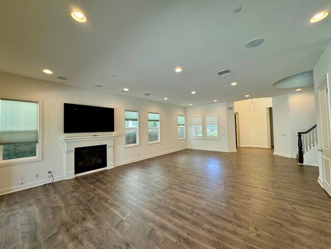 Building Photo - Elegant 5 Bedroom, 5.5 Bath Single Family ...