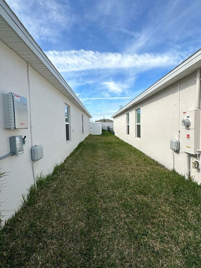 Foto del edificio - 4 Bedroom 2 bathroom in Haines City