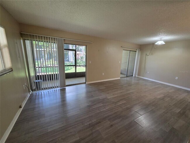 Foto del edificio - 110 Cypress Woods Ct