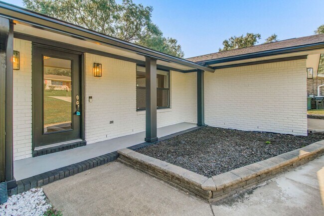 Foto del edificio - Beautifully updated lakefront home!