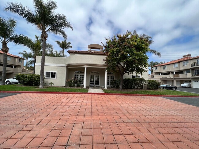 Building Photo - $1000 OFF FIRST MONTH’S RENT! 3 Blocks To Downtown! Upper: 3 Bedroom 3 Bath,