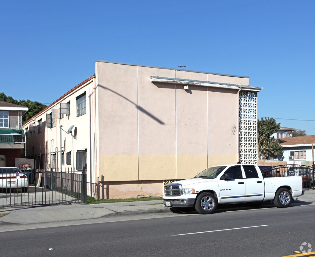 Foto principal - 10521 California Ave