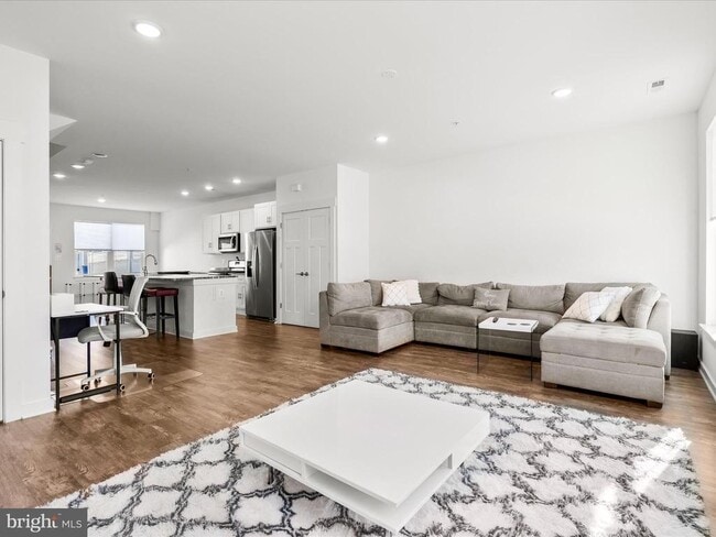 Building Photo - 404 Waverley Dr