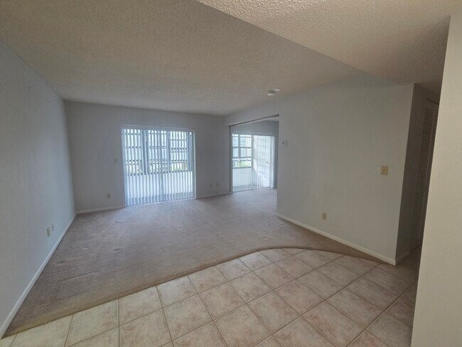 Sala de estar - 2581 Countryside Blvd