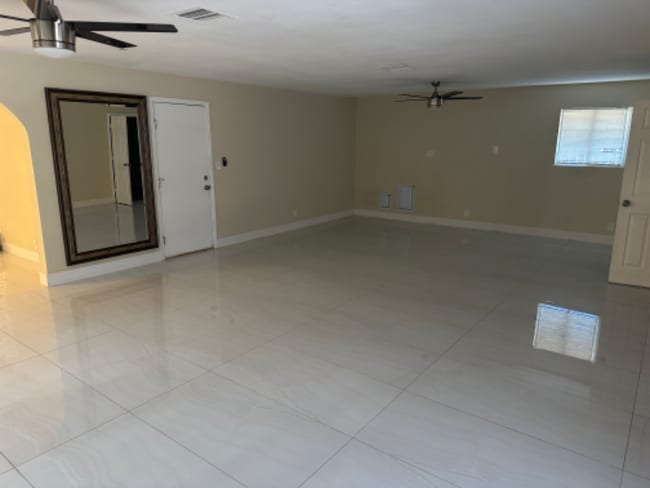 Building Photo - 704 Mc Dermit St