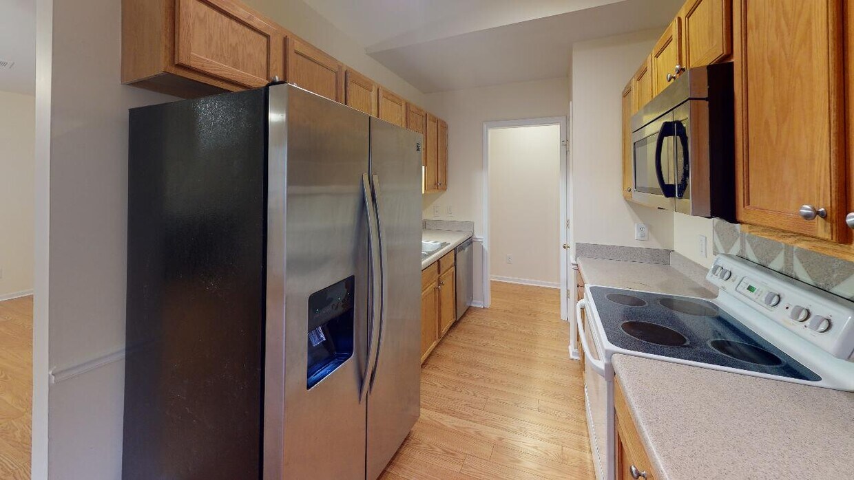 Foto del edificio - 2428 Somerset Pl Dr
