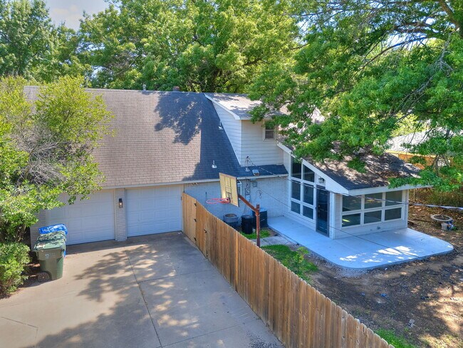 Building Photo - 1801 Aladdin St