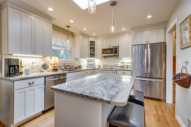 Building Photo - 318 Hollyberry Rd