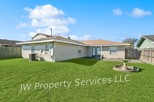 Building Photo - Modern & Spacious 4-Bedroom Home in Gretna