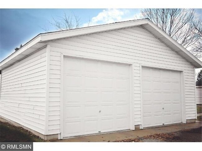 additional garage - 210 9th Ave N