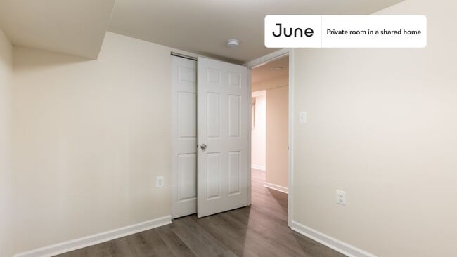 Building Photo - Private bedroom in 4 bed/3.5 bath Home