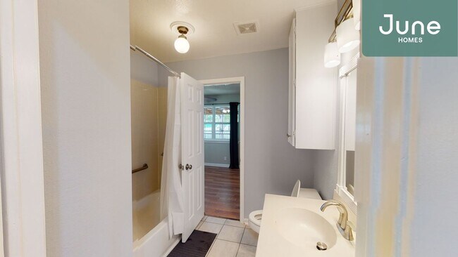 Foto del edificio - ROOM ONLY in 4-bed/2.0-bath Home
