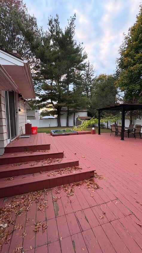 Primary Photo - 8 Howard St