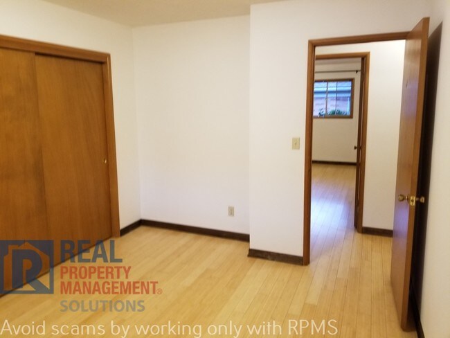 Building Photo - 3542 SE Cora Dr