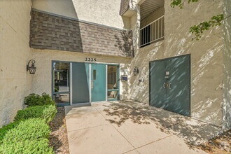 Building Photo - 2225 S Jasmine St