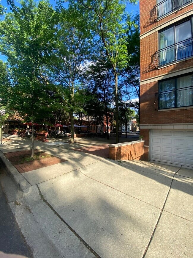 Building Photo - 1105 W Vernon Park Pl