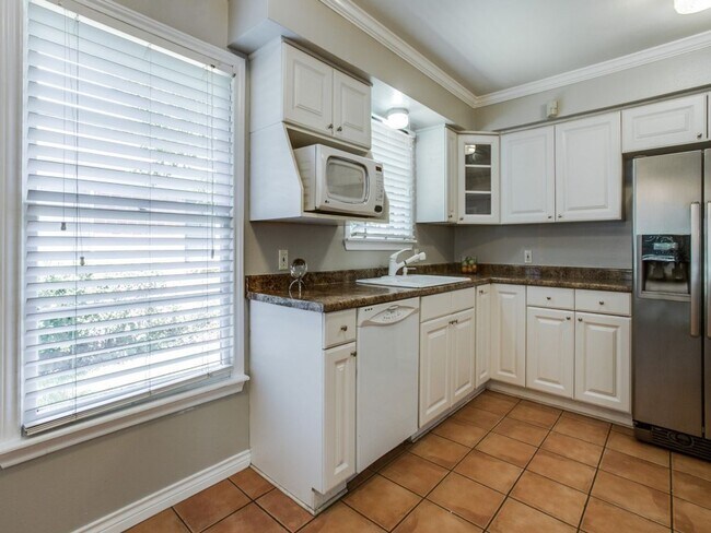 Foto del edificio - 2 bedroom, 1 Bath in Old Lake Highlands