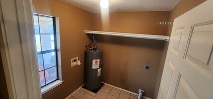 Building Photo - 807 Sabinas St