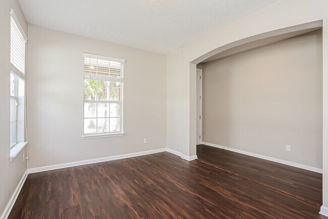 Foto del edificio - 15889 Lexington Park Blvd