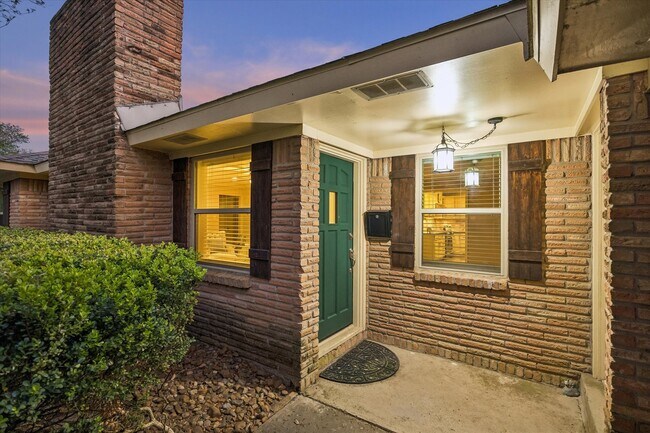 Building Photo - 9813 Pine Lake Dr