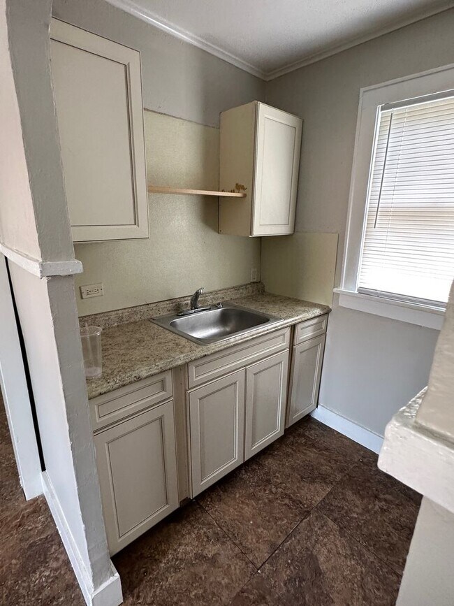 Foto del edificio - Highland - 1 bed 1 Bath - Freshly Painted