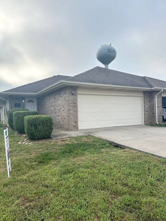 Building Photo - 5590-5592 N Brown Ln