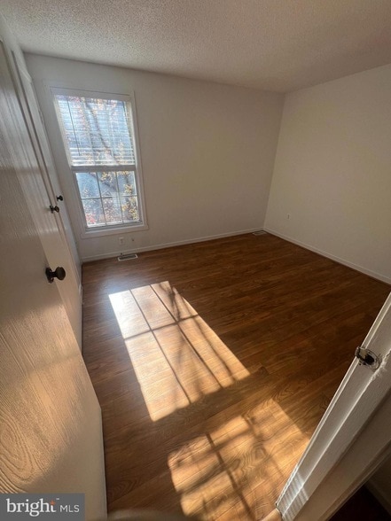 Building Photo - 405 Carnaby St