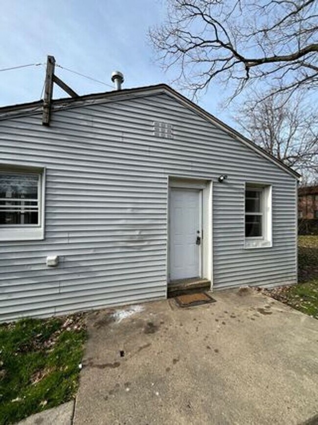 Building Photo - Beautiful 2 Bedroom, 1 Bath in Wallingford!