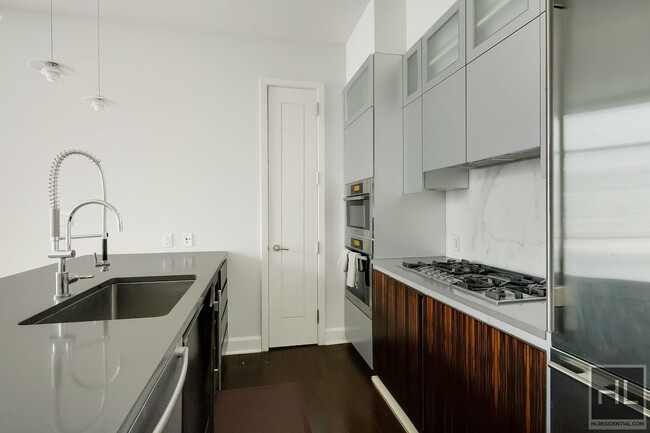 Foto del edificio - FAB LUXURY 1-BED 1.5 BATH BEAUTY!