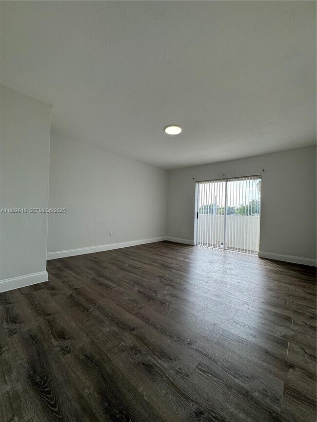 Foto del edificio - 11950 NE 2nd Ave