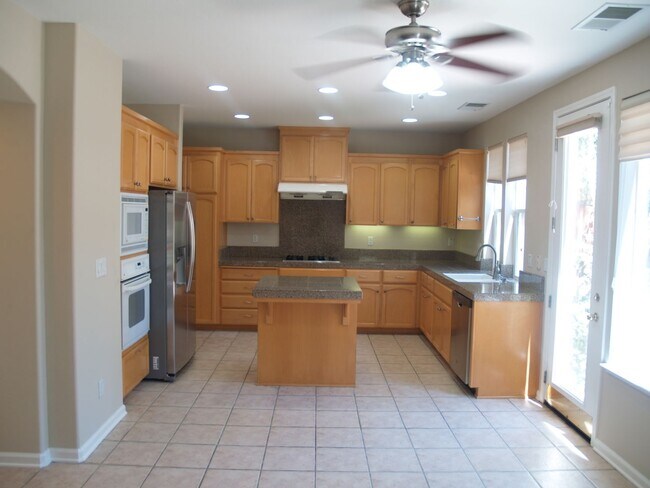 Building Photo - Stunning 3 bedroom 2.5 bath single family ...