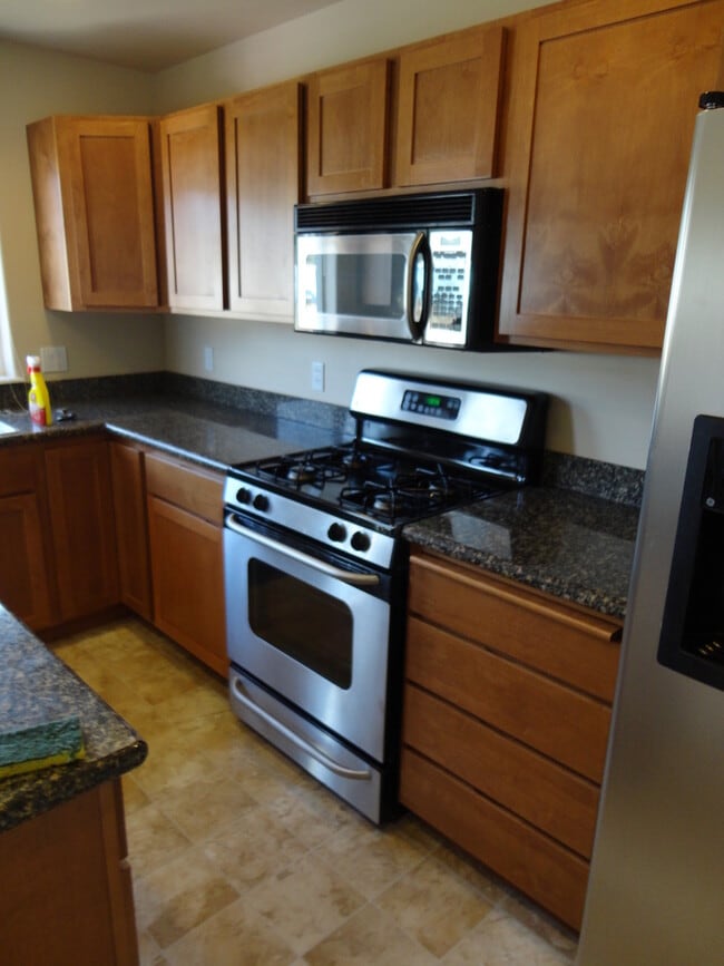 Building Photo - Gorgeous Tri-Level 3 Bed/2 Bath House in P...