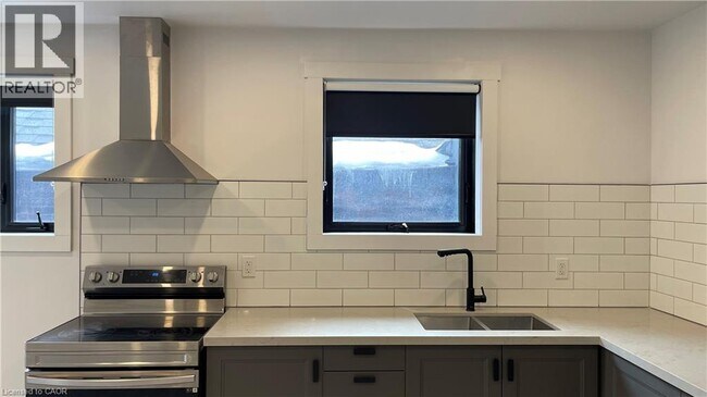 Building Photo - 284 James St N