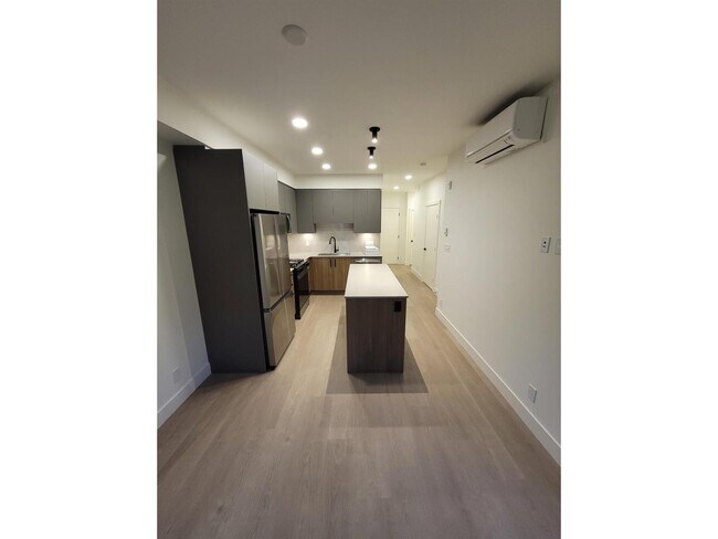 Photo du bâtiment - 8320-208B 208 St