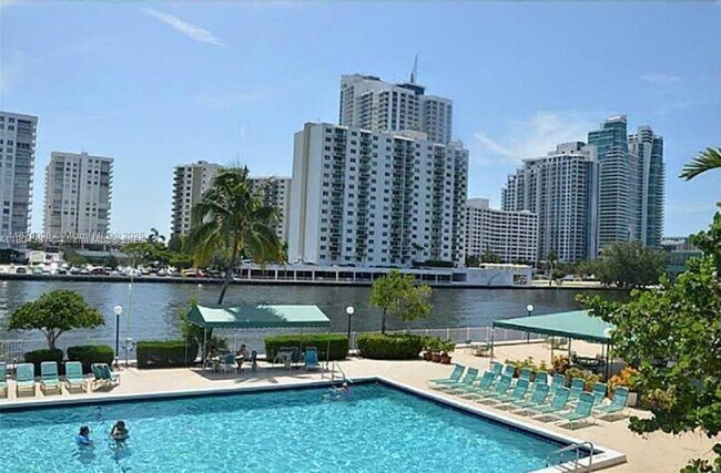 Building Photo - 1000 Parkview Dr