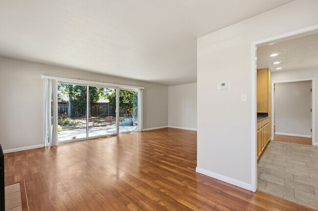 Foto del edificio - Beautiful Spacious 3-bedroom 1.5-Bath Home in Concord!