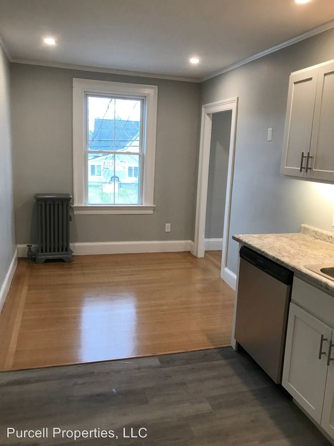 Building Photo - 1 br, 1 bath Apartment - 19 School St