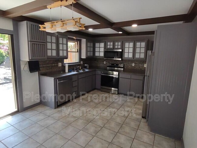 Building Photo - 911 Sequoia Dr
