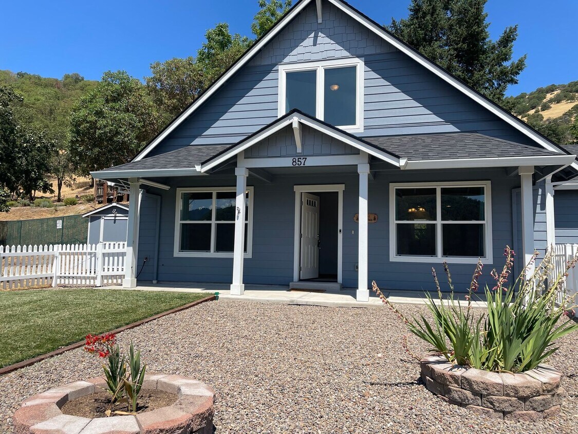 Foto principal - Beautiful 2 Bedroom 1.5 Bath 2 Story Home-...