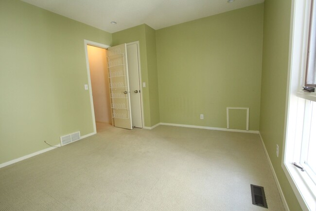 Building Photo - 313 21 Av SW