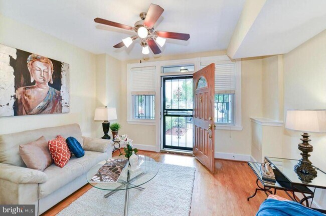 Building Photo - 1648 L St NE