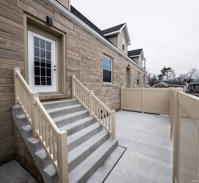 Building Photo - 823 Hart St