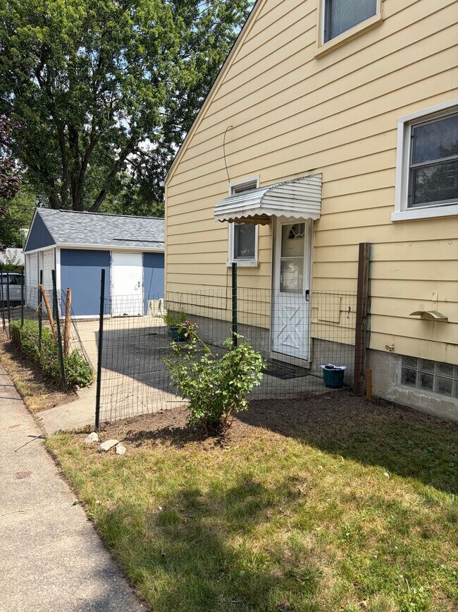 Foto del edificio - 3 bedroom, 2 bathroom bungalow with basement and 2 car garage on oversized lot