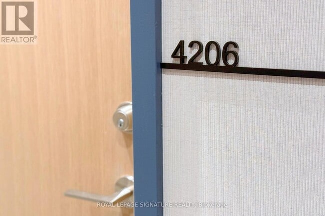 Photo du bâtiment - 395 Square One Dr