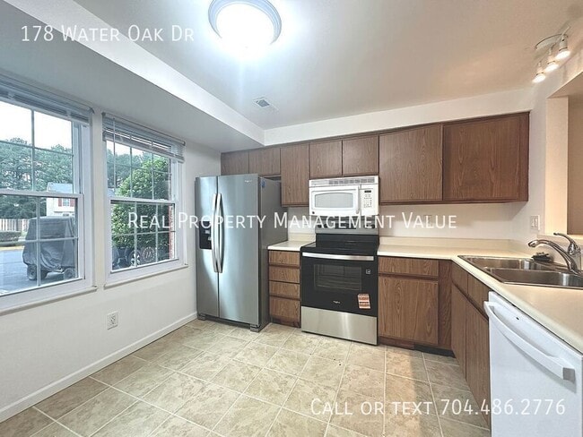 Building Photo - 178 Water Oak Dr