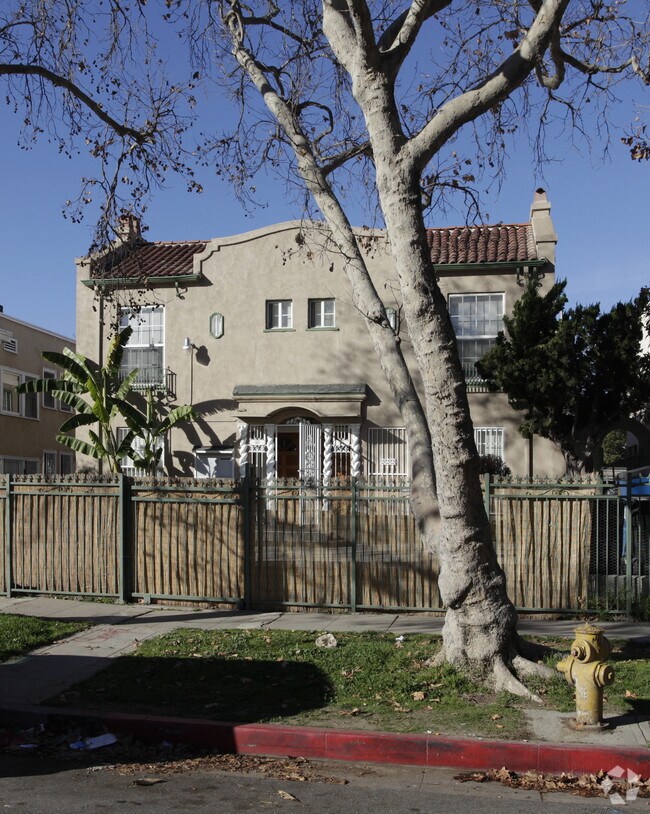 Foto del edificio - 143-145 S Catalina St