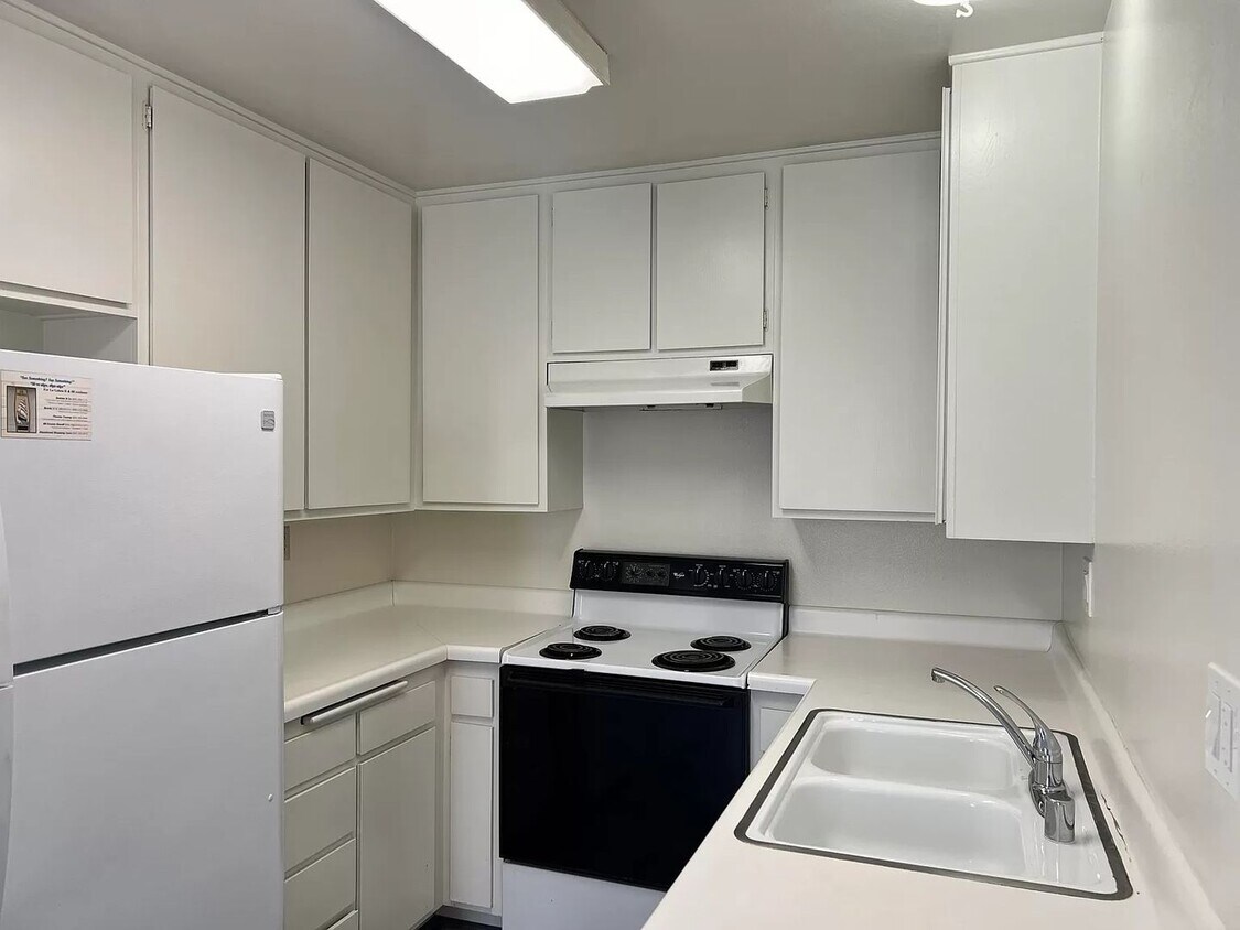 Primary Photo - 1 Bedroom Townhome in Goleta