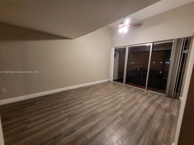 Building Photo - 8870 Fontainebleau Blvd